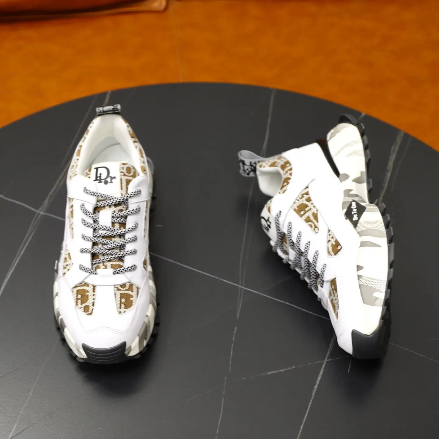 Ex-factory price: 462💰🙅‍♂️🙅‍♂️🙅‍♂️ Brand: Dior DIOR Standard code: 38-44 (45 customized) Grade: Same as the official website Material: Original cowhide material spliced with brand cloth Comfortable and breathable lining Lightweight and wear-resistant sports outsole Style category: Men's fashion casual shoes Running sports shoes Distinguished luxury brand elements Top luxury color: actual picture color